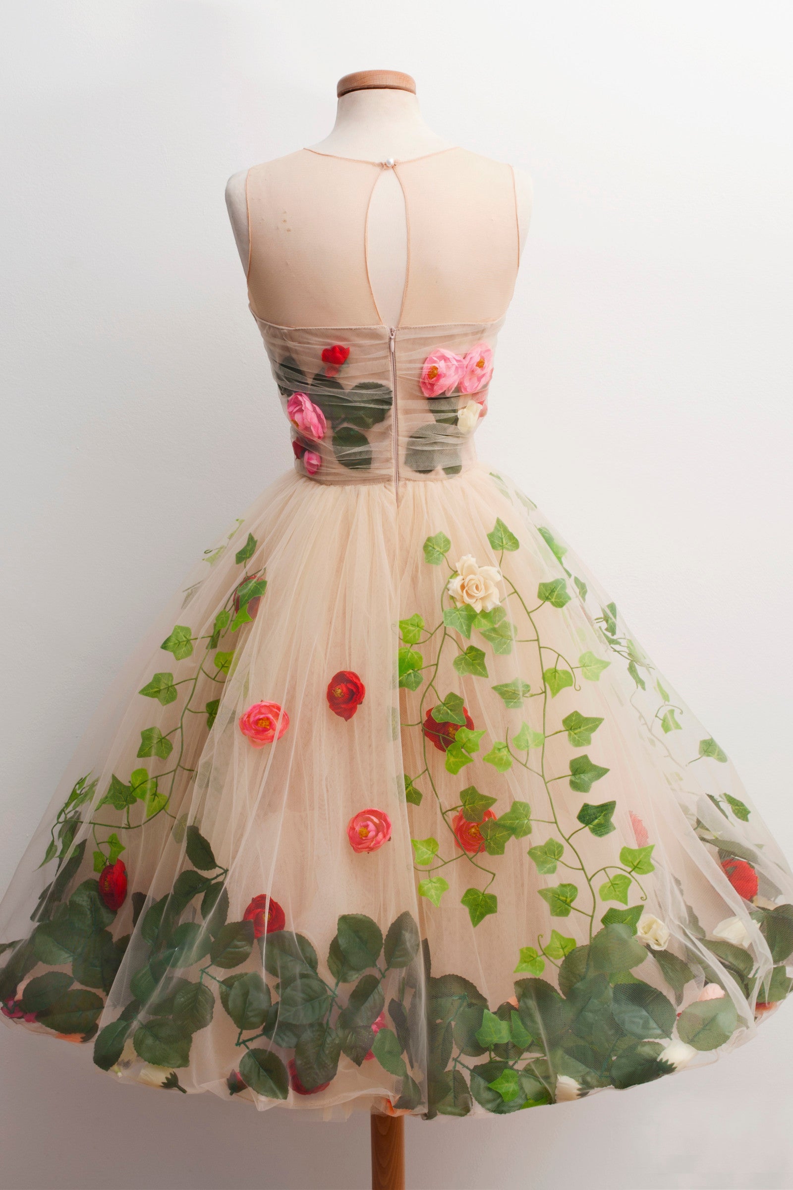 Vintage Style A-Line Scoop Knee-Length Champagne Homecoming Dress with Red Flowers