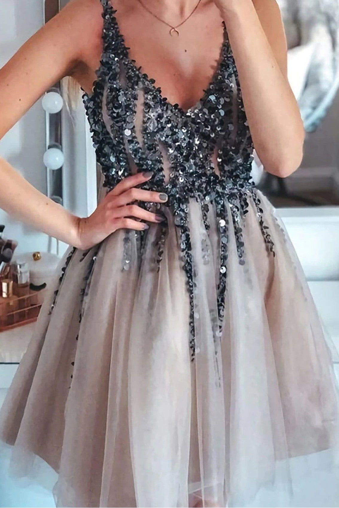 Beaded Tulle A-line Homecoming Dress V-Neck Sequins Short Prom Dress