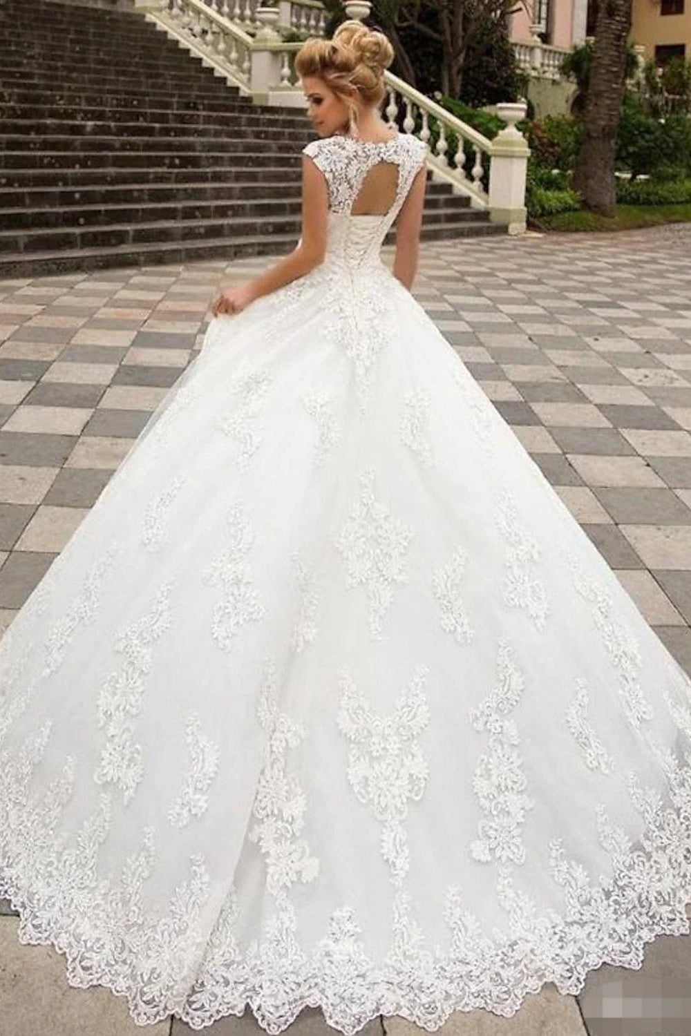 Elegant Ball Gown Wedding Dress with Lace Appliques