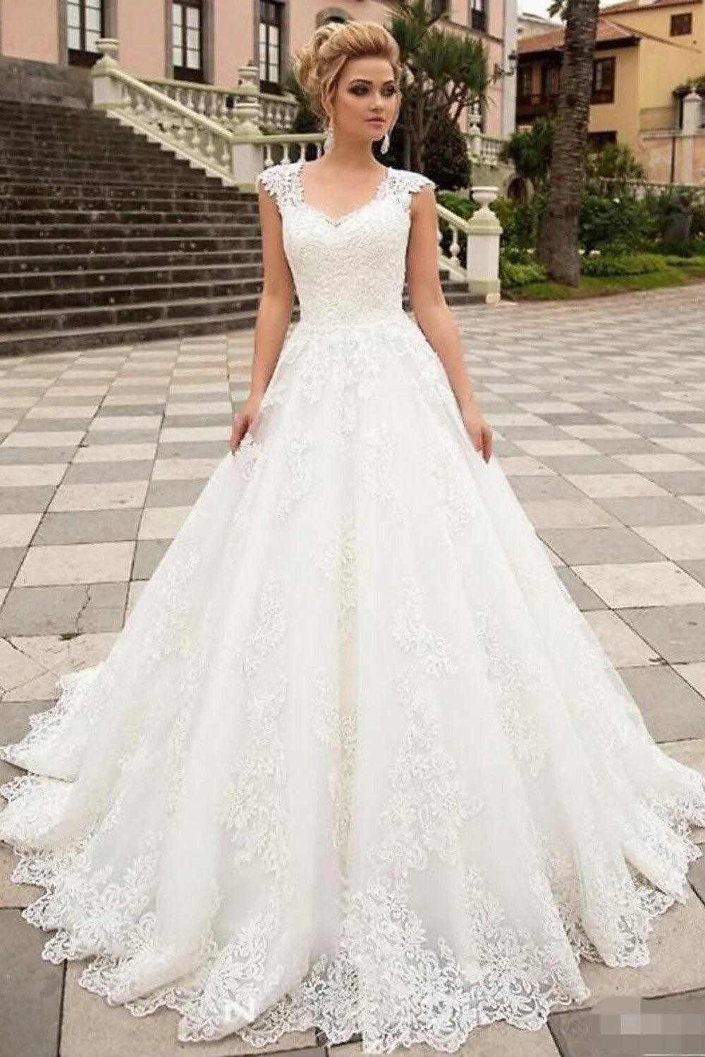 Elegant Ball Gown Wedding Dress with Lace Appliques